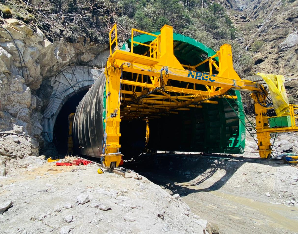Hydraulic tunnel gantry